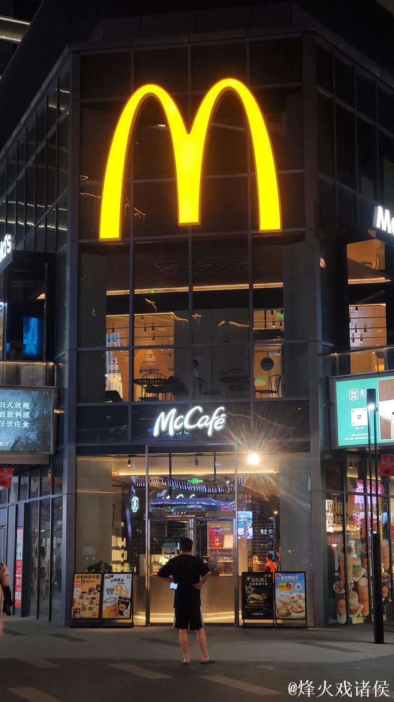 旁边麦当劳招牌完好无损，网友：女神易逝，金拱门永存